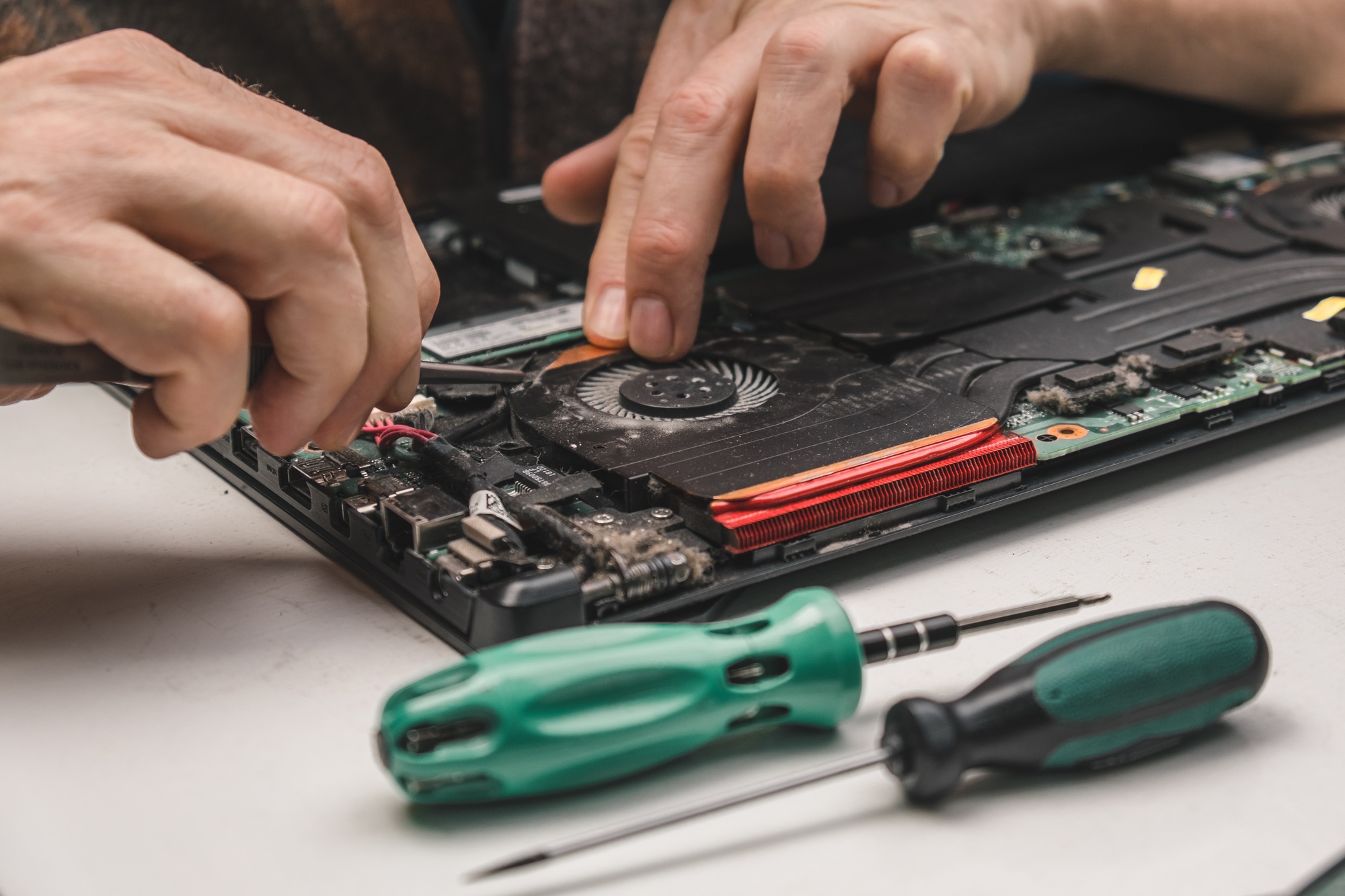 Laptop maintenance. Disabling the laptop cooling system to check it and clean all the components.